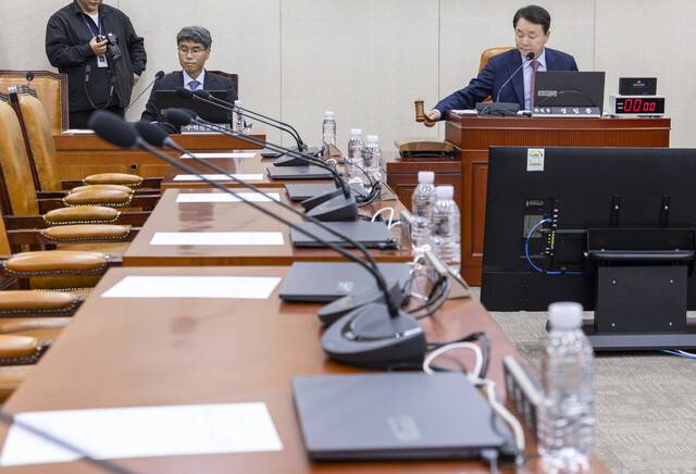 11일 국회에서 열린 국방위원회 전체회의에서 국방위원장인 성일종 국민의힘 의원이 회의 개회를 선언하고 있다. 이날 국방위 전체회의는 호르무즈 해협에서 발생한 에이치엠엠(HMM) 나무호 피격 관련 긴급 현안 질의를 위해 열렸지만, 교섭단체 간 간사 협상 결렬로 국민의힘 국방위원만 참석한 채 단독으로 개회됐다. 연합뉴스