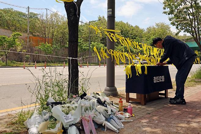 지난 5일 발생한 흉기 난동 사건으로 숨진 여고생 A양을 기리는 꽃들이 7일 광주 광산구 월계동 사건 현장에 놓여 있다. 광주=뉴스1