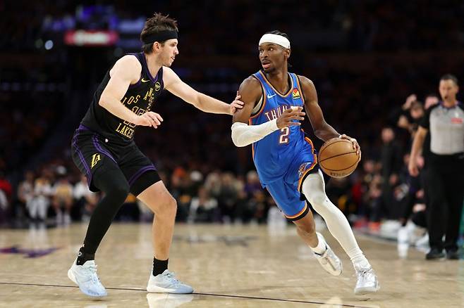 오클라호마 길저스-알렉산더(오른쪽)가 12일 크립토닷컴 아레나에서 열린 2025~26 NBA 서부 PO 2라운드 4차전 중 LA 리브스와 경합하고 있다. 사진=연합뉴스
