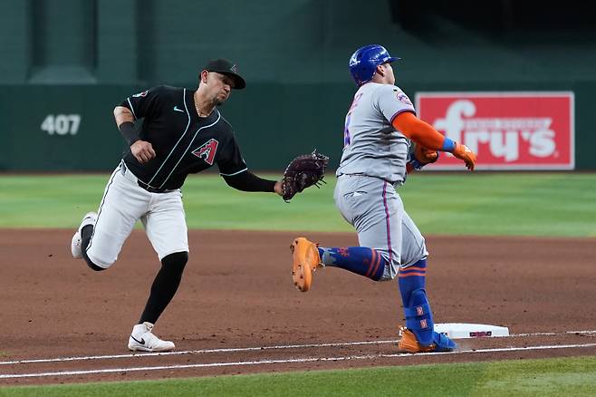 <yonhap photo-3879=""> Arizona Diamondbacks first baseman Ildemaro Vargas, left, tags out New York Mets' Francisco Alvarez at first base during the seventh inning of a baseball game, Saturday, May 9, 2026, in Phoenix. (AP Photo/Ross D. Franklin)/2026-05-10 11:31:57/ <저작권자 ⓒ 1980~2026 ㈜연합뉴스. 무단 전재 재배포 금지, AI 학습 및 활용 금지></yonhap>