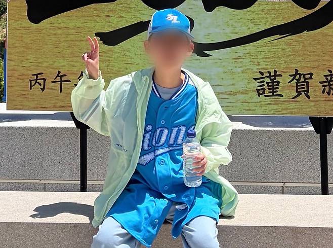 지난 10일 대구에서 가족과 함께 경북 청송군 주왕산국립공원 내 사찰을 찾았다가 홀로 주봉으로 등산하러 나선 강모(11)군이 실종돼 수색 작업이 이뤄지고 있다. 사진은 강군이 실종 당일 촬영한 사진. 연합뉴스