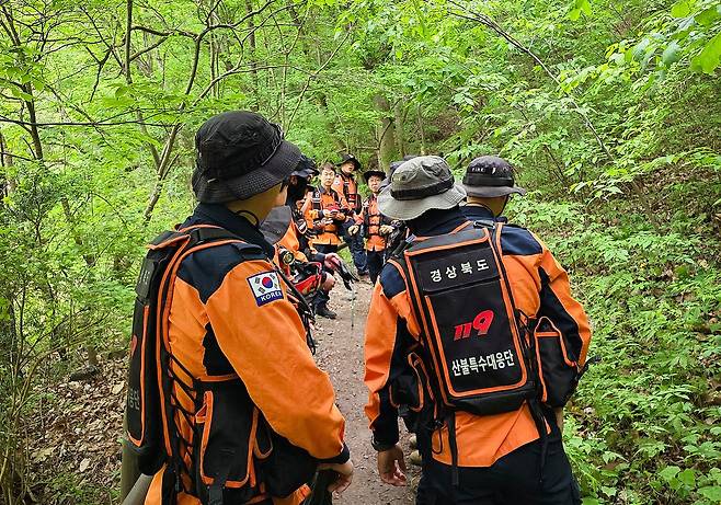 12일 오전 경북 산불특수대응단을 비롯한 경북소방 관계자들이 청송군 주왕산국립공원에서 실종된 초등학생을 찾기 위한 수색을 재개하고 있다. 사진 경북소방본부
