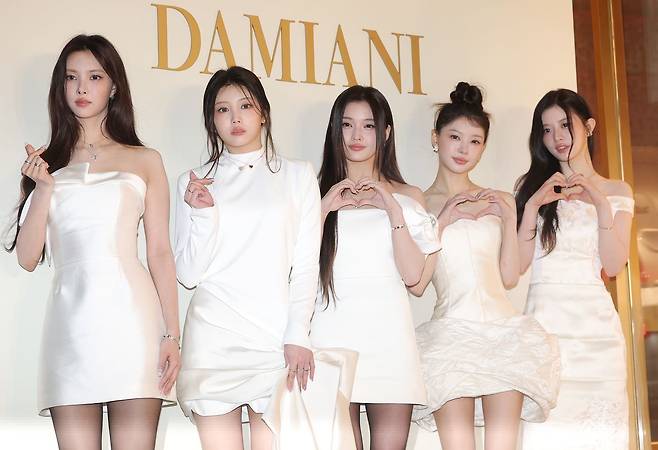 아일릿 윤아(왼쪽부터)와 원희, 이로하, 모카, 민주가 지난 1월15일 서울 강남구 청담동 다미아니(Damiani) 플래그십 스토어에서 열린 ‘까사 다미아니 청담(Casa Damiani Cheongdam)’ 오픈 기념 행사에 참석해 포즈를 취하고 있다. 뉴스1