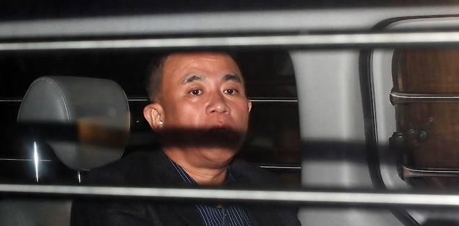윤석열 대통령 부부 공천 개입 의혹의 핵심 인물인 명태균 씨가 지난 2024년 11월 14일 공천을 대가로 정치자금을 주고받은 혐의(정치자금법 위반)로 경남 창원시 성산구 창원지방법원에서 열린 구속 전 피의자 심문(영장실질심사)을 마친 후 대기 장소인 창원교도소로 가기 위해 호송차에 탑승하고 있다. 뉴스1