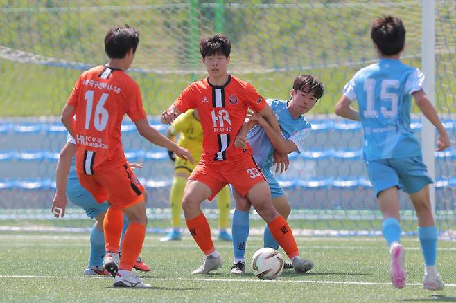 ▲ HR축구센터U18과 주천고가 11일 강릉 강남축구공원1구장에서 2026 금강대기 고등학교 U17 유스컵 조별리그 1조 1차전을 치르고 있다.  한규빈 기자