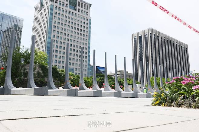 한국전쟁 참전국을 기리는 ‘감사의 정원’ 준공식을 이틀 앞둔 지난 10일 서울 종로구 광화문광장에 위치한 공사 현장에 ‘받들어 총 모양’의 조형물이 세워져 있다.  한수빈 기자
