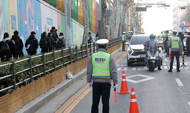 지난 3월4일 서울 양천구 양강초등학교 스쿨존 일대에서 양천경찰서 소속 교통 경찰이 등굣길 음주운전 단속을 하고 있다. 연합뉴스