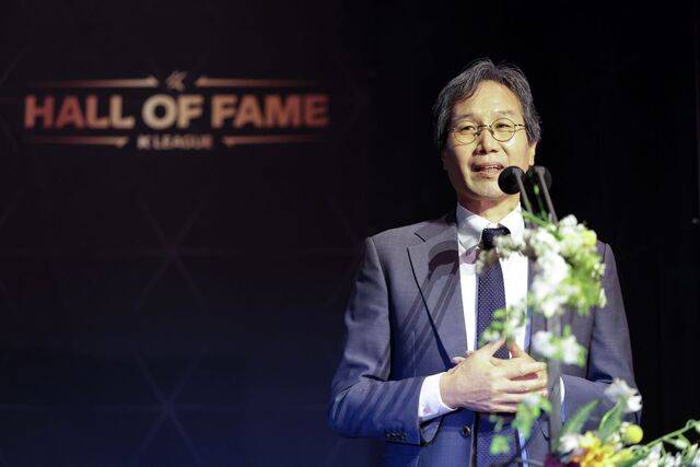 최순호가 수원FC 단장을 지내던 2023년 초대 K리그 명예의 전당에 헌액돼 소감을 말하는 모습. 한국프로축구연맹 제공