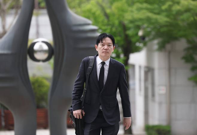 지난 11일 대검찰청의 감찰위원회 개최와 관련, 쌍방울 대북송금 수사 과정에서 '연어 술파티' 진술 회유 의혹이 제기된 박상용 인천지검 부부장 검사가 대기를 위해 서초동 대검찰청 민원실로 들어가는 모습. 연합뉴스