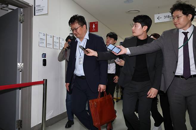 삼성전자 대표교섭위원인 김형로 부사장이 12일 세종시 정부세종청사 중앙노동위원회에서 열린 2차 사후조정회의에 참석하고 있다. / 사진=연합뉴스