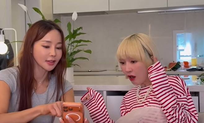 마니가 주식 수익률을 보여주자 놀라고 있는 자두. [사진출처 = 영상캡처]