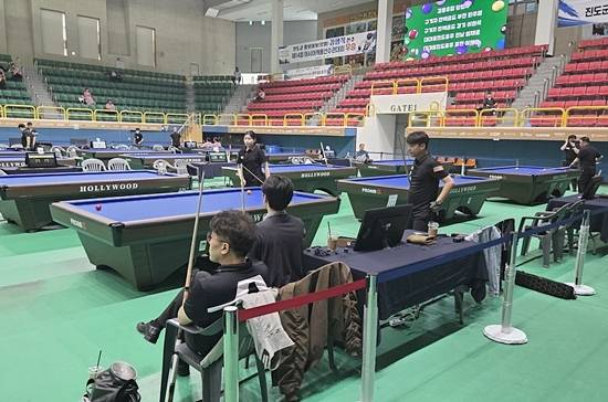 올 시즌 세 번째 전국당구대회인 ‘2026 진도아리랑배 전국3쿠션당구대회’가 12일 진도군 실내체육관서 개막, 17일까지 6일간의 열전에 들어갔다. 사진은 12일 3쿠션 복식전. (사진=진도군당구연맹)