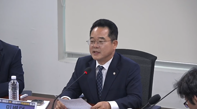 12일 오후 국회의원회관 제3간담회실에서 열린 ‘미국의 스테이블코인 AML 규율체계와 한국 특금법 정비 과제’ 세미나에서 공동 주최자인 민병덕 더불어민주당 의원이 인사말을 하고 있다. [사진=민병덕 더불어민주당 의원실]
