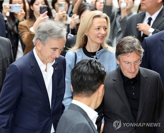 베르나르 아르노 루이뷔통모에헤네시(LVMH) 회장이 지난 11일 서울 소공동 신세계백화점 본점을 방문하고 있다. [연합뉴스]