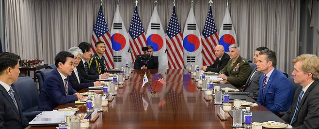 안규백 국방부 장관과 피트 헤그세스 미국 국방부(전쟁부) 장관이 11일(현지시간) 미국 워싱턴 DC 펜타곤에서 한미 국방장관 회담을 하고 있다. [국방부]
