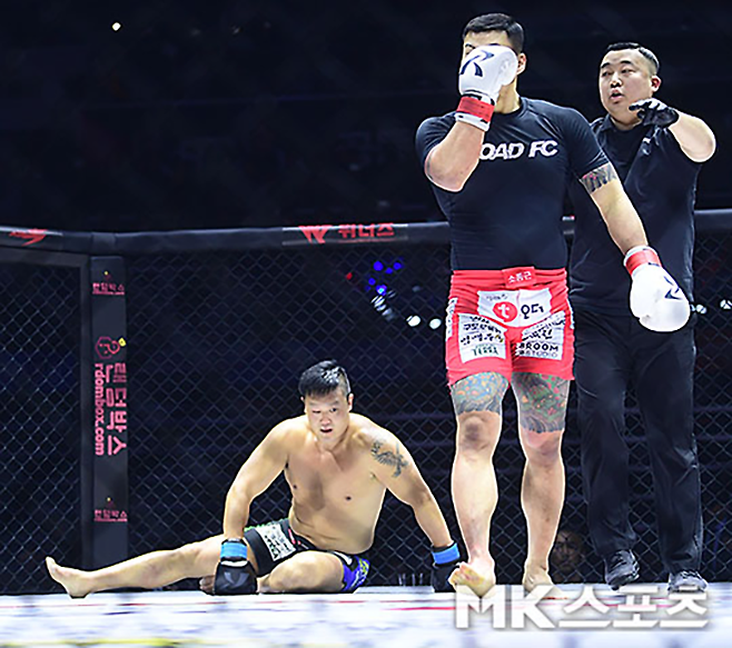 황인수가 2023년 2월 경기도 고양체육관 로드FC 63 킥복싱 경기에서 대한민국 입식타격기 무제한급 최강자로 여겨진 명현만한테 다운을 뺏은 후 주심 지시에 따라 지정된 위치로 이동하고 있다. 사진=김영구 기자