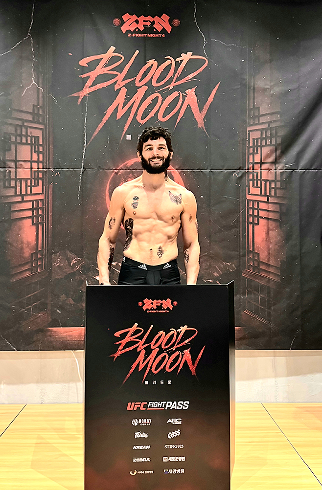 빅리그 10경기 앨릭스 에런 펄리지가 2026년 5월 8일 Z-Fight Night 04 미들급 계체 통과 후 촬영에 응하고 있다. 대회는 9일 서울올림픽핸드볼경기장에서 열린다. ‘코리안 좀비’ 정찬성 대표의 ZFN은 UFC Fight Pass를 통해 중남미 제외 글로벌 생중계된다. 사진=MCP ECC