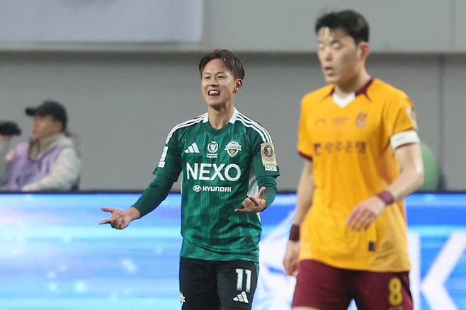 전북 현대 소속 축구선수 이승우가 대한민국 축구 국가대표팀의 수장 홍명보 감독 앞에서 득점을 기록하면서 월드컵 최종 명단 승선 가능성에 관심이 쏠리고 있다. /사진=뉴시스