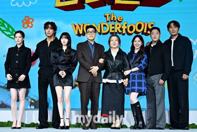 배우 최윤지, 배나라, 정이서, 손현주, 김해숙, 박은빈, 임성재, 최대훈(왼쪽부터)이 12일 서울 동대문 JW메리어트에서 진행된 넷플릭스 시리즈 '원더풀스' 제작발표회에 참석했다.'원더풀스 '는 1999년 세기말, 우연히 초능력을 가지게 된 동네 모지리들이 평화를 위협하는 빌런에 맞서 세상을 지키기 위해 고군분투하는 초능력 코믹 어드벤처다. / 한혁승 기자(hanfoto@mydaily.co.kr)