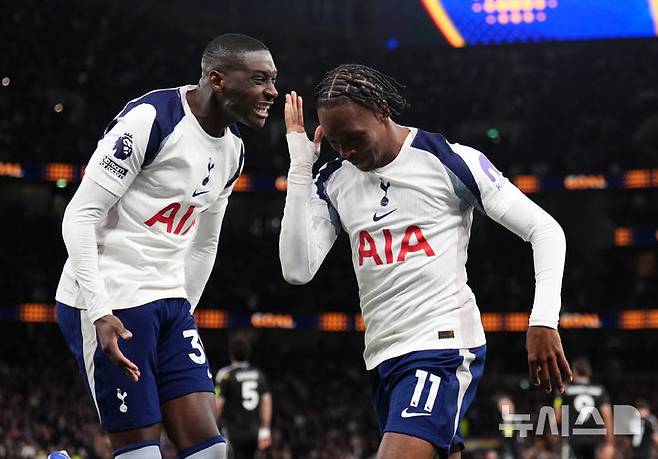 [런던=AP/뉴시스] 잉글랜드 프로축구 프리미어리그(EPL) 토트넘 홋스퍼의 마티스 텔(오른쪽). 2026.05.11.