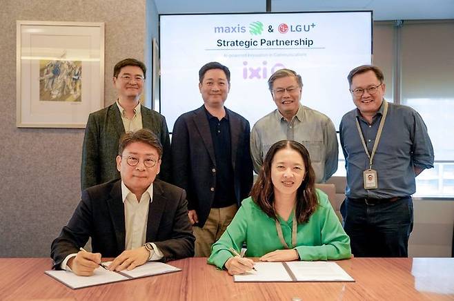 [서울=뉴시스]LG유플러스가 말레이시아 선도 통신 사업자인 맥시스와 AI 통화 서비스 ‘익시오(ixi-O)’의 말레이시아 상용 출시를 추진하기로 합의했다. 홍범식 LG유플러스 대표(뒷줄 왼쪽에서 두 번째)와 맥시스 고 쇼 엥(Goh Seow Eng) CEO(뒷줄 왼쪽에서 세 번째). (사진=LGU+ 제공) *재판매 및 DB 금지