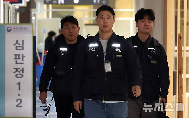 [세종=뉴시스] 강종민 기자 = 11일 삼성전자 노조 대표로 초기업노동조합 삼성전자 지부 최승호 위원장 등이 사후조정 절차가 열리는 세종시 정부세종청사 중노위 조정회의실로 향하고 있다. 2026.05.11. ppkjm@newsis.com