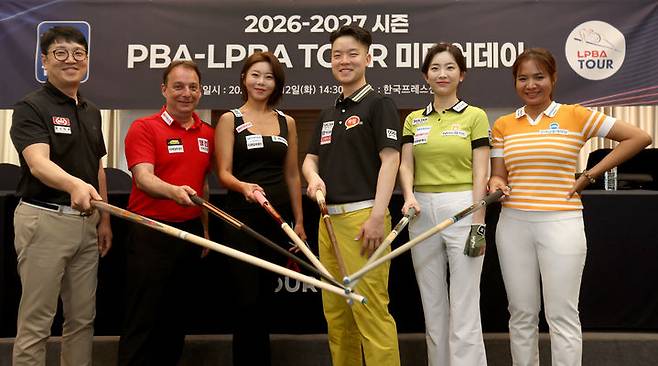[서울=뉴시스] 프로당구협회(PBA), 12일 서울 중구의 한국프레스센터에서 2026~2027시즌 PBA-LPBA 투어 미디어데이 개최. 왼쪽부터 오성욱, 다니엘 산체스, 김가영, 김영원, 정수빈, 스롱 피아비. (사진=PBA 제공) *재판매 및 DB 금지