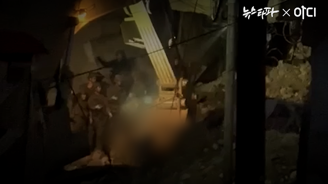 팔레스타인 서안지구 까바티야를 습격한 이스라엘군이 2024년 9월 19일 저녁 사살한 팔레스타인인의 시신을 굴삭기 삽으로 퍼올리고 있다.&nbsp;&nbsp;
