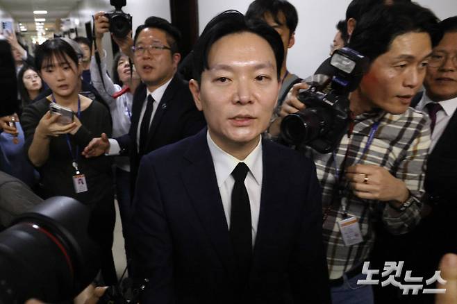 서울 여의도 국회에서 열린 윤석열 정권 정치검찰 조작기소 의혹 사건 진상규명 국정조사특별위원회 전체회의 '쌍방울 대북 송금 사건 관련 청문회'에 박상용 검사가 출석해 증인 선서를 거부하고 퇴장해 대기 장소로 이동하고 있다. 윤창원 기자