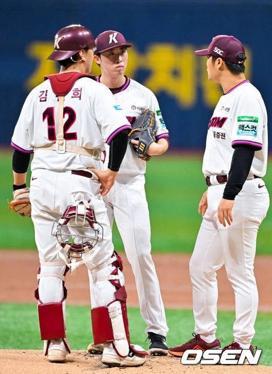 [OSEN=고척, 민경훈 기자] 12일 서울 고척 스카이돔에서 2026 신한 SOL KBO리그 키움 히어로즈와 한화 이글스의 경기가 열렸다.키움은 배동현, 한화는 류현진이 선발로 나섰다.1회초 1사 주자 1,3루 한화 최재훈 타석에서 키움 노병호 코치가 마운드에 올라 선발 배동현과 얘기를 나누고 있다. 2026.05.12&nbsp;/ rumi@osen.co.kr