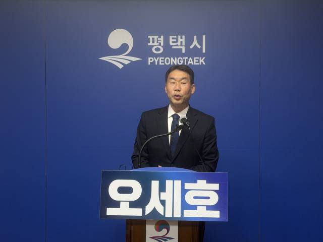 ▲오세호 전 평택을 국회의원 선거 출마예정자가 12일 오후 평택시청 브리핑룸에서 더불어민주당 탈당을 선언하고 조국 후보자와 함께하겠다는 의사를 밝히고 있다.ⓒ프레시안(김재구)
