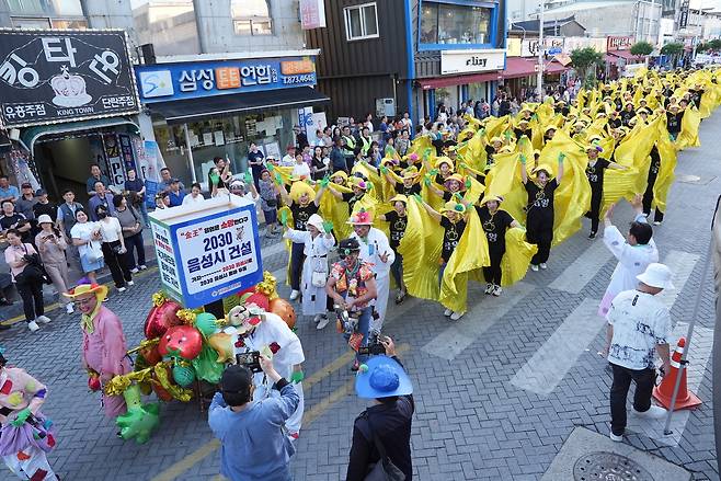 2025년 충북 음성군 일원에서&nbsp;음성품바축제&nbsp;길놀이 행진이 펼쳐졌다. 음성군 제공