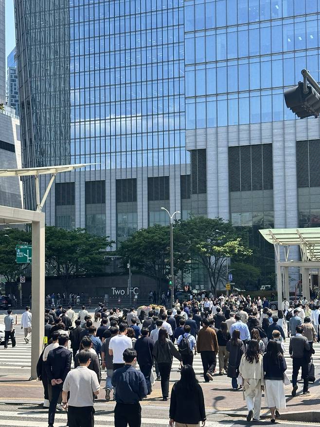 서울 여의도구 여의도동의 IFC 빌딩 앞에서 직장인들이 횡단보도를 건너 사무실로 복귀하고 있다. /정혜진기자