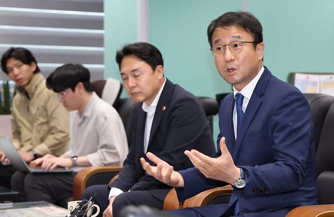 한병도(오른쪽) 더불어민주당 원내대표가 11일 전북 전주시 전북특별자치도의회 기자실을 방문해 전북 현안 관련 간담회를 열고 질의에 답변을 하고 있다. 뉴스1