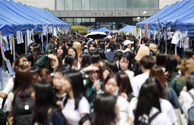 2023년 5월 10일 대동제가 열린 서울 서대문구 이화여대 교정이 축제를 즐기는 학생들로 북적이고 있다(사진은 해당 기사와 무관함). 뉴스1
