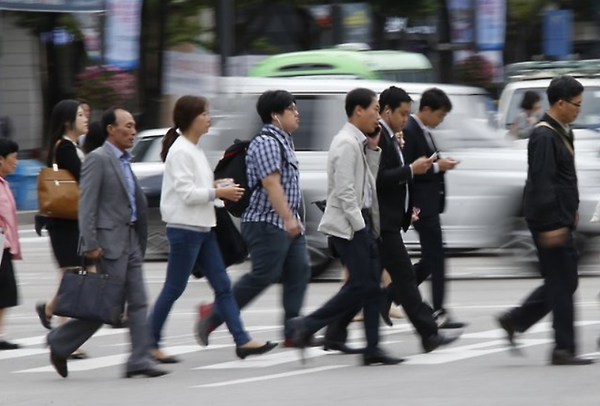 출근하는 직장인들의 모습. 연합뉴스