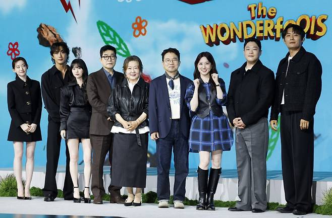 [서울=뉴시스] 김혜진 기자 = 배우 최윤지(왼쪽부터), 배나라, 정이서, 손현주, 김해숙, 유인식 감독, 박은빈, 임성재, 최대훈이 12일 오후 서울 종로구 JW 메리어트 동대문 스퀘어 서울에서 열린 넷플릭스 ‘원더풀스’ 제작발표회에서 포즈를 취하고 있다. 2026.05.12. jini@newsis.com