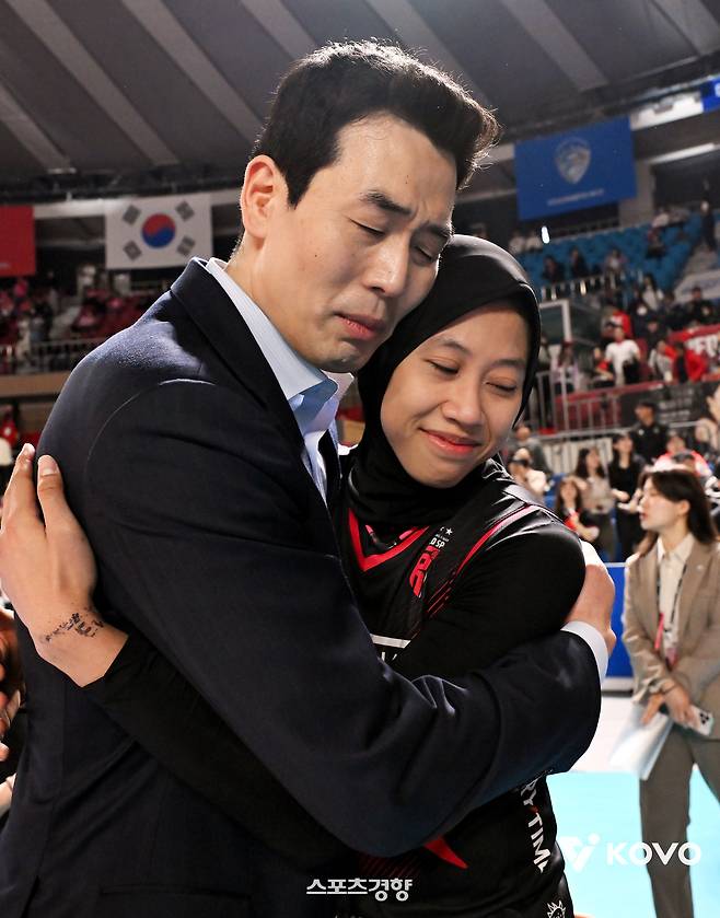 흥국생명과 챔피언결정전에서 메가왓티 퍼티위(오른쪽)에게 고마워하는 고희진 정관장 감독. KOVO 제공