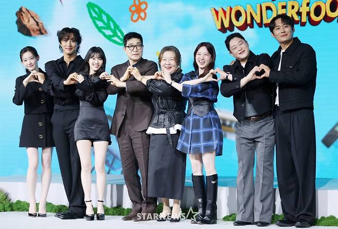배우 최윤지, 배나라, 정이서, 손현주, 김해숙, 박은빈, 임성재, 최대훈이 12일 서울 종로구 JW메리어트 동대문 스퀘어에서 진행된 넷플릭스 '원더풀스' 제작발표회에 참석해 포즈를 취하고 있다. /2026.05.12 /사진=김휘선 hwijpg@