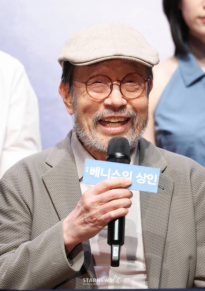 (서울=뉴스1) 임지훈 인턴기자 = 배우 신구가 12일 오후 서울 종로구 NOL서경스퀘어에서 열린 연극 '베니스의 상인' 기자간담회에 참석해 인사말을 하고 있다.  셰익스피어의 대표 희극을 바탕으로 법과 자비·복수와 선택의 충돌을 그린 이번 작품은 고전의 구조를 유지하면서 인물 간의 감정과 대립을 끌어올리는 방식으로 재구성됐다. 2026.5.12/뉴스1  Copyright (C) 뉴스1. All rights reserved. 무단 전재 및 재배포,  AI학습 이용 금지. /사진=(서울=뉴스1) 임지훈 인턴기자