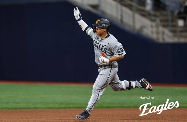 한화 이글스 강백호가 12일 고척스카이돔에서 열린 키움 히어로즈와 2026 신한 SOL KBO리그 방문경기에서 6회초 솔로 홈런을 날리고 베이스를 돌고 있다./사진=한화 이글스 제공