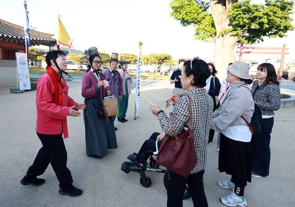'수원화성행궁 태평성대' 해학과 풍자, 주민배우와 함께한 고궁산책.(사진=김경수 기자/ 2026.5.12)