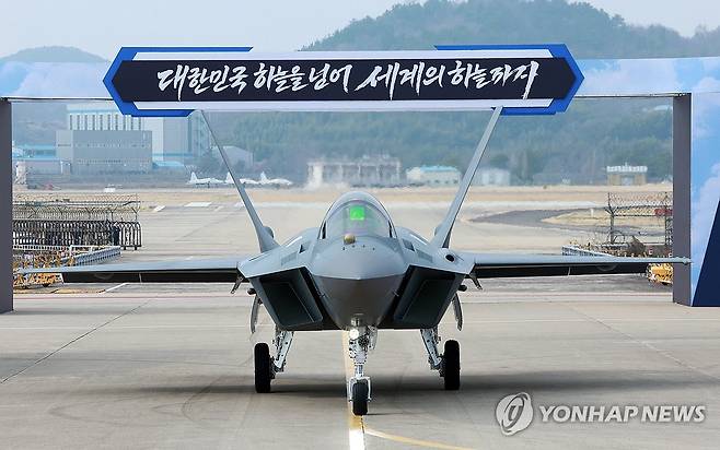 KF-21 양산 1호기 공개 (사천=연합뉴스) 한상균 기자 = 25일 경남 사천 한국항공우주산업(KAI)에서 KF-21 양산 1호기를 공개하고 있다. 2026.3.25 [청와대통신사진기자단] xyz@yna.co.kr