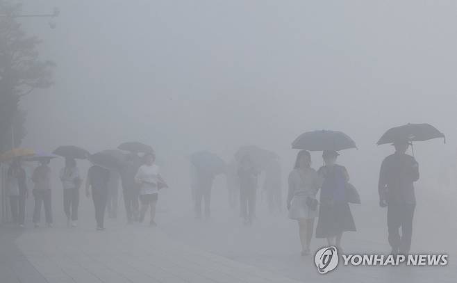 해운대는 안개 끼고 비 내리고 [연합뉴스 자료사진]