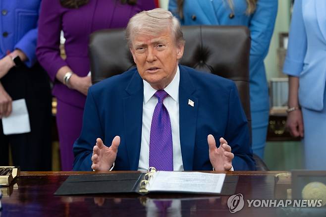 발언하는 트럼프 대통령 도널드 트럼프 미국 대통령이 11일(현지시간) 백악관 오벌오피스에서 열린 임산부 건강관리 증진을 위한 행사에서 발언하고 있다.[EPA=연합뉴스. 재판매 및 DB 금지]