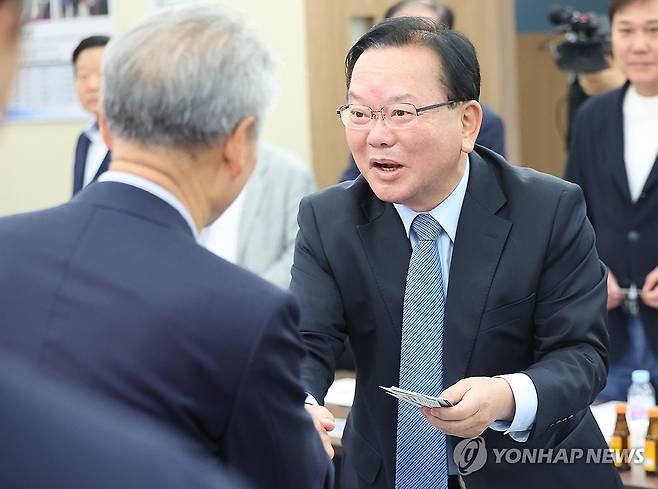 TK 기계산업 활성화를 위한 간담회 참석한 김부겸 (대구=연합뉴스) 윤관식 기자 = 더불어민주당 김부겸 대구시장 예비후보가 12일 대구 달성군 대구경북기계협동조합에서 열린 '대구경북 기계산업 활성화를 위한 간담회'에서 참석자들과 인사하고 있다. 2026.5.12 psik@yna.co.kr