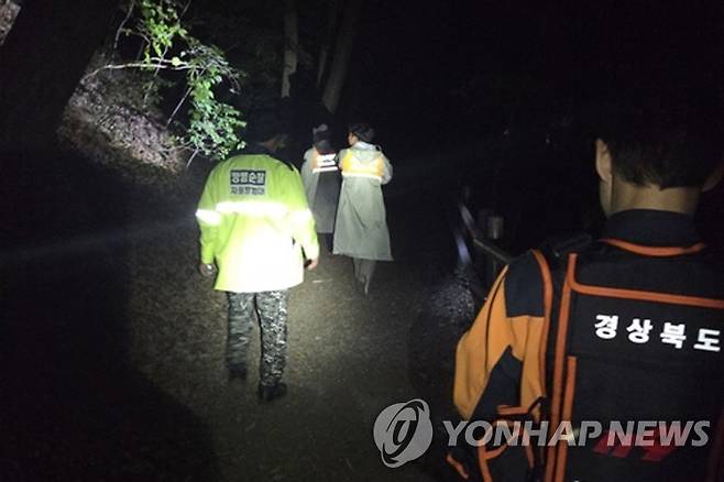 주왕산 실종 초등생 야간 수색 (청송=연합뉴스) 경북경찰청과 경북소방본부, 국립공원공단 등 관계자들이 11일 오후 경북 청송군 주왕산국립공원에서 실종된 A(11·초6)군을 찾기 위한 수색을 하고 있다. 2026.5.12 [경북소방본부 제공. 재판매 및 DB 금지]