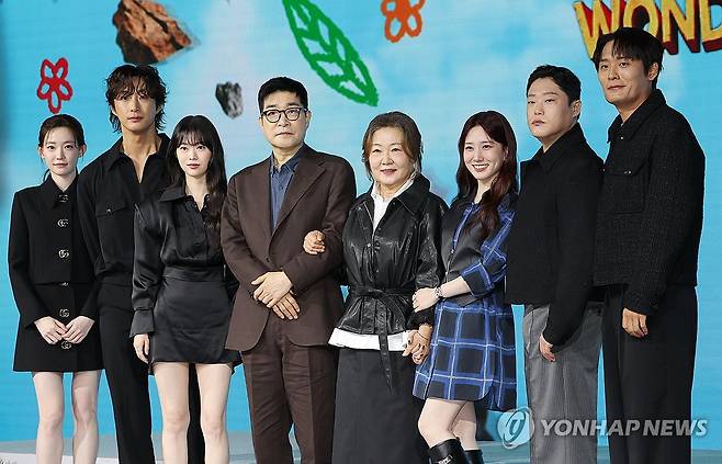 넷플릭스, '원더풀스' 제작 보고 (서울=연합뉴스) 이재희 기자 = 12일 서울 종로구 JW 메리어트동대문스퀘어서울에서 열린 넷플릭스 시리즈 '원더풀스' 제작보고회에서 배우 최대훈(오른쪽부터), 임성재, 박은빈, 김해숙, 손현주, 정이서, 배나라, 최윤지가 포즈를 취하고 있다. 2026.5.12 scape@yna.co.kr