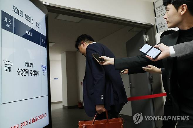 2차 사후조정회의 참석하는 삼성전자 사측 대표 (세종=연합뉴스) 김주성 기자 = 삼성전자 대표교섭위원인 김형로 부사장이 12일 세종시 정부세종청사 중앙노동위원회에서 열린 2차 사후조정회의에 참석하고 있다. 
    이번 2차 사후조정을 통해 도출된 조정안에 노사가 동의하고 받아들일 경우 삼성전자 창립 이래 2번째 파업은 피할 수 있게 된다. 노조는 협상이 타결되지 않을 경우 오는 21일로 예고한 총파업을 강행하겠다는 입장이다. 2026.5.12 utzza@yna.co.kr