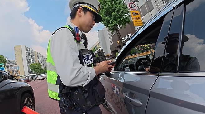 범칙금을 부과 중인 경찰 [촬영 조현영]